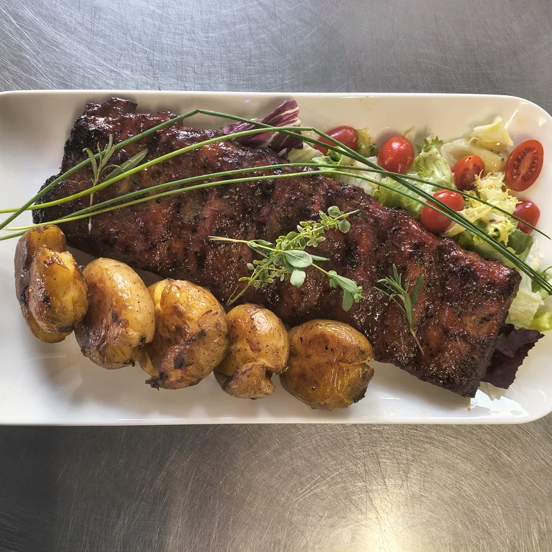 Żeberka w marynacie miodowej w restauracji Szafirowy Zakątek w Lubinie