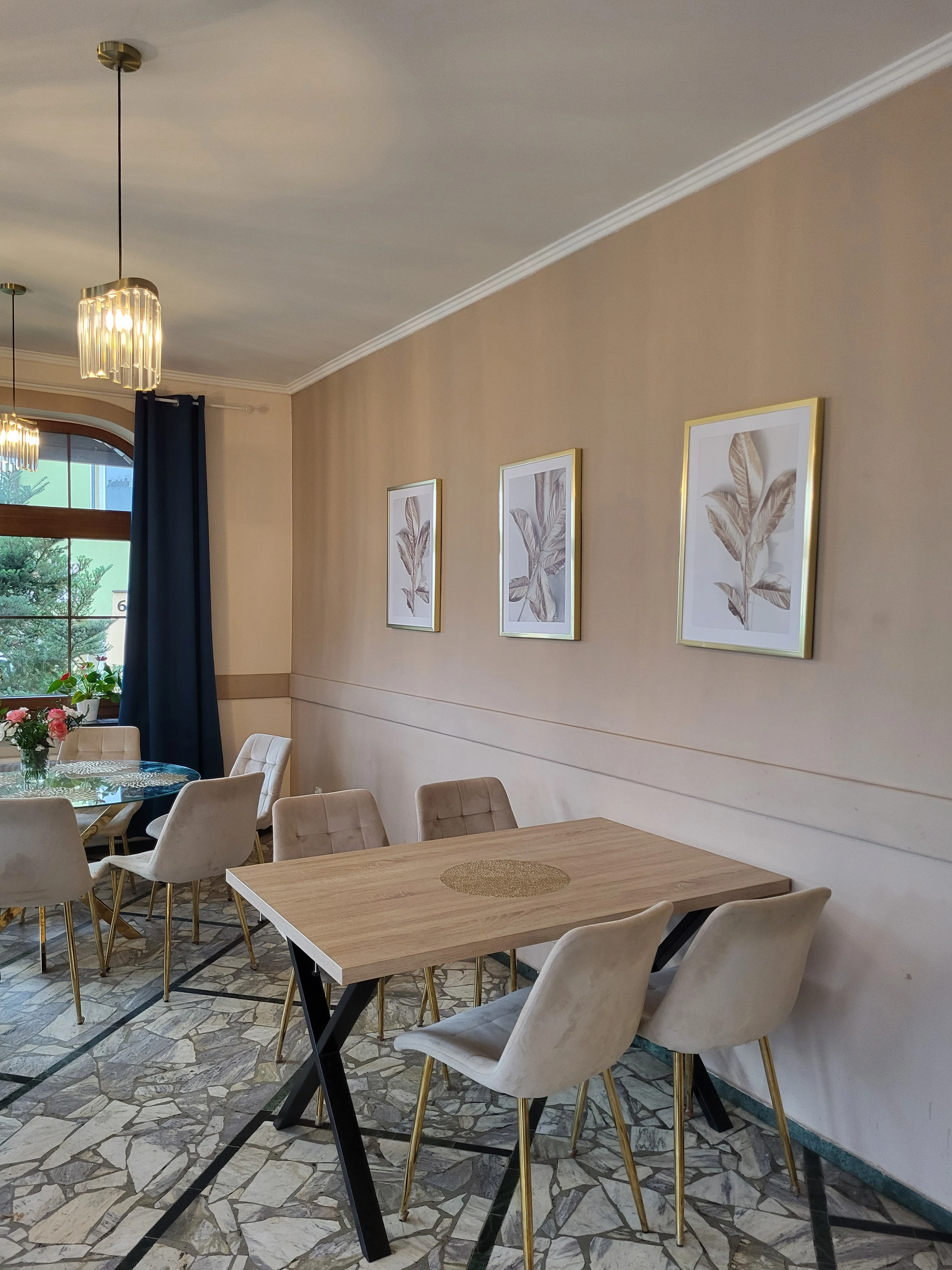 Wnętrze restauracji Szafirowy Zakątek w Lubinie